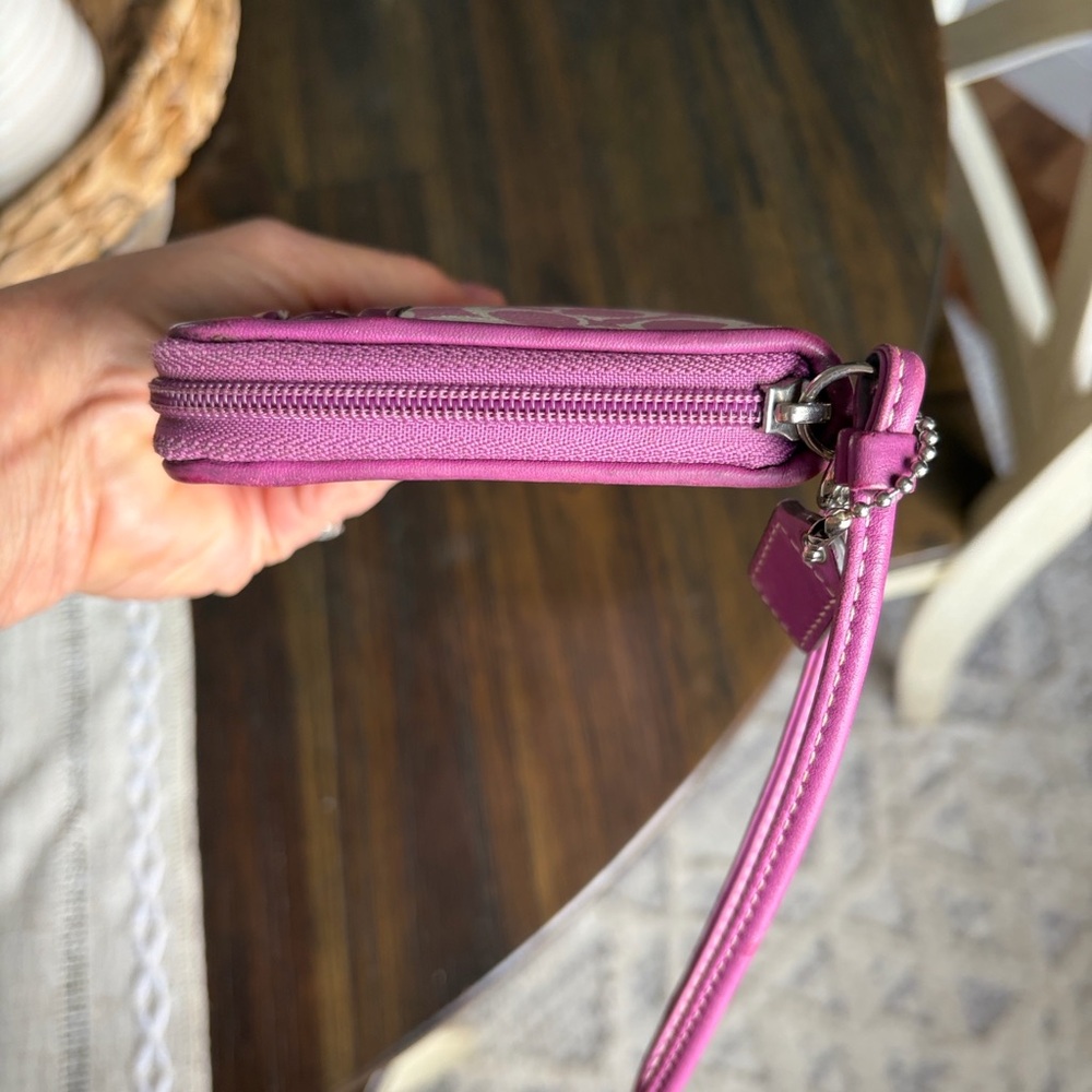 Coach Chelsea Collection Wristlet Clutch with hangtag
🎉Host Pick🎉 - Picture 7 of 11